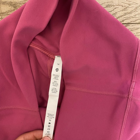 Align crop 23 inch - Picture 3 of 4